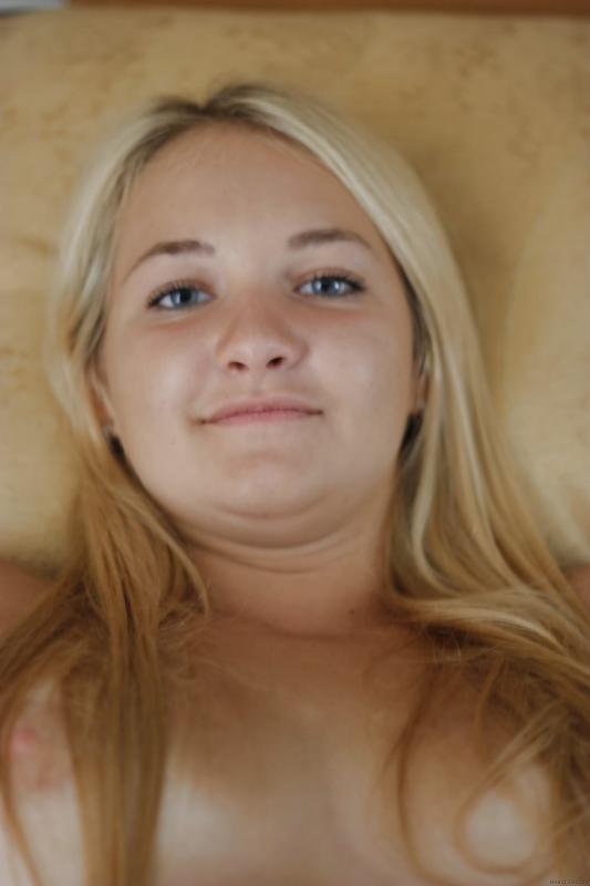 Blonde Slut Posing like Pro